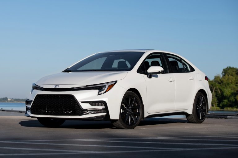 Обновленная Toyota Corolla: свежий взгляд на бюджетный седан 2026 года