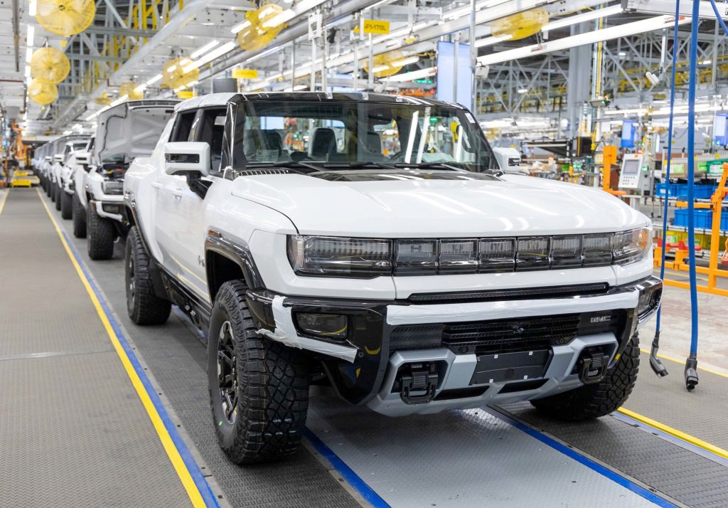 GM Снижает Производство GMC Hummer EV и Cadillac Escalade IQ: Что Это Значит для Рынка?