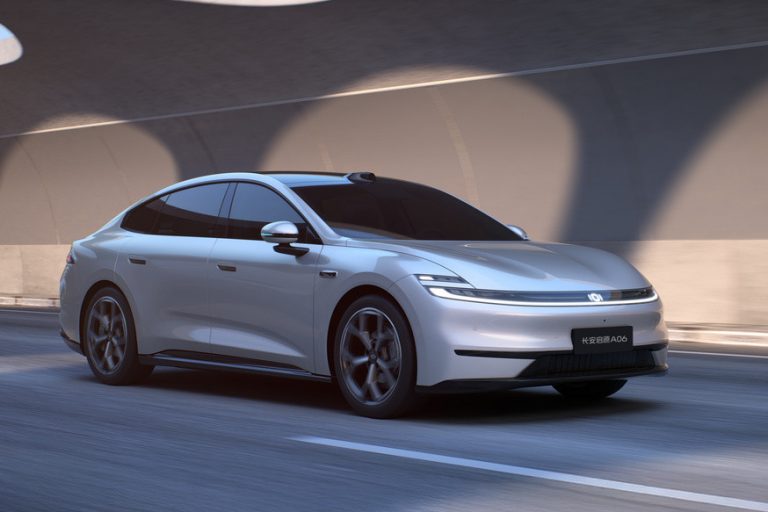 Инновационный лифтбек Changan Qiyuan A06: Рассмотрим интерьер и характеристики