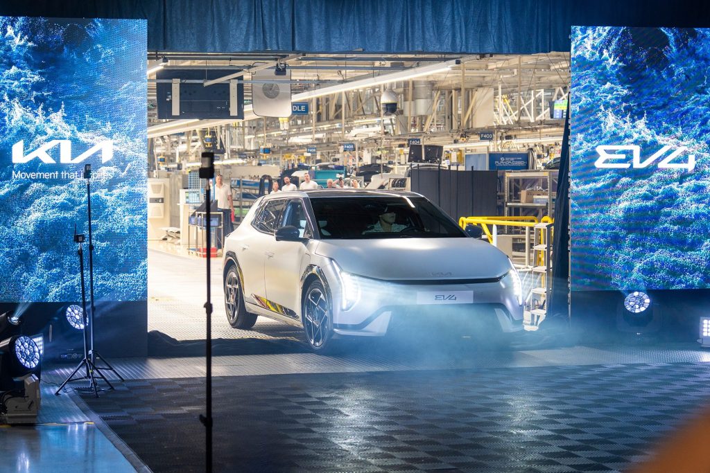 На смену Kia Ceed: старт производства электрического хэтчбека Kia EV4 в Словакии