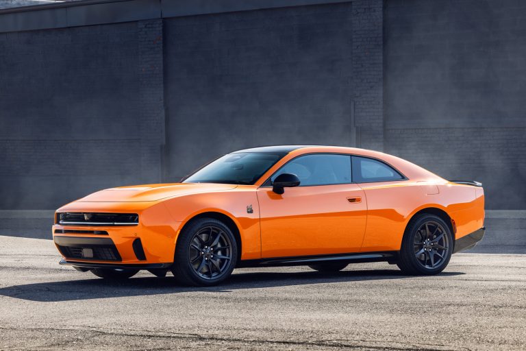 Новый бензиновый Dodge Charger: возвращение легенды на американский рынок