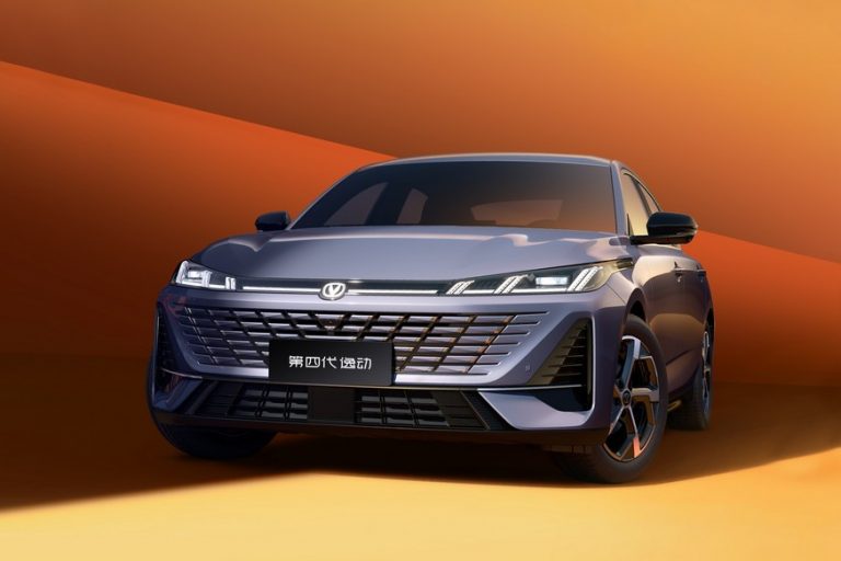 Новый седан Changan Lamore: обновленный салон и технологии