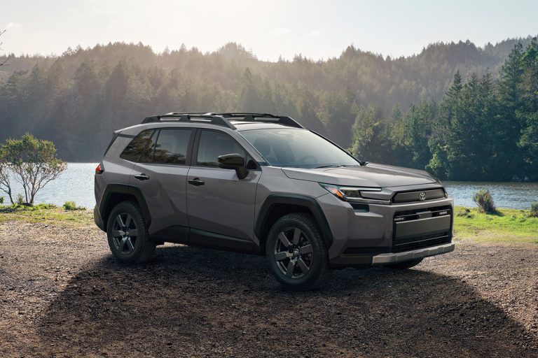 Будущее Toyota: Электрические версии Land Cruiser Prado и RAV4 на горизонте