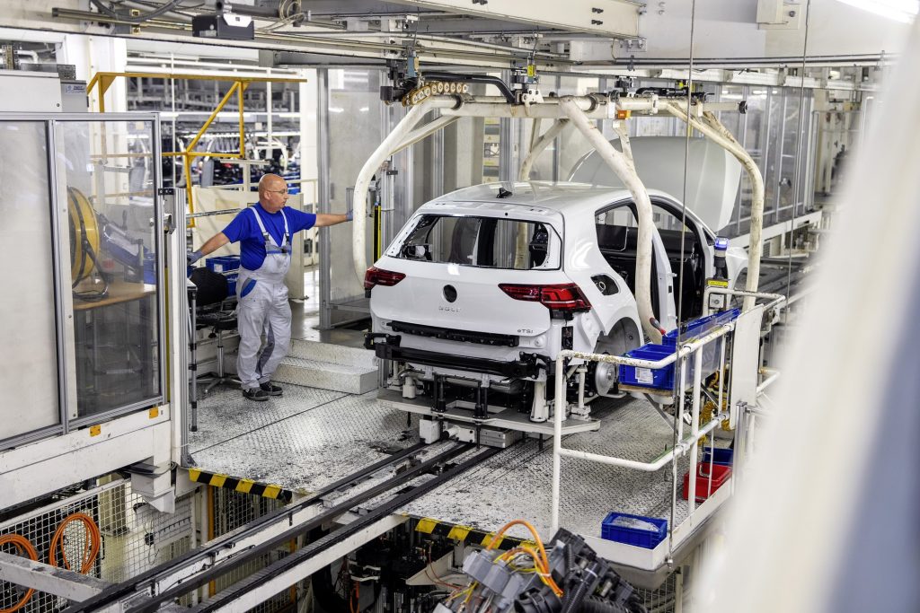 Volkswagen откладывает запуск электрического Golf: финансовые трудности и забастовки