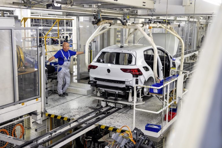 Volkswagen откладывает запуск электрического Golf: финансовые трудности и забастовки