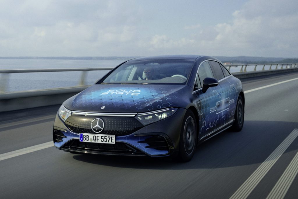 Запас хода Mercedes-Benz EQS будет увеличен: тестирование новой твердотельной батареи
