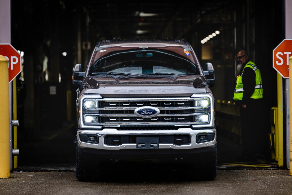 Ford Увеличивает Производство Пикапов F-150 и Super Duty, Приостановка Выпуска Lightning