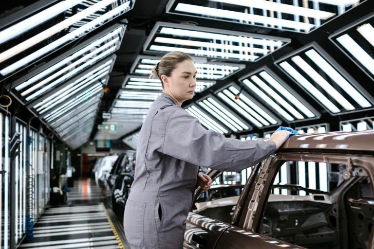 Jaguar Land Rover: Возвращение к производству после разрушительной кибератаки