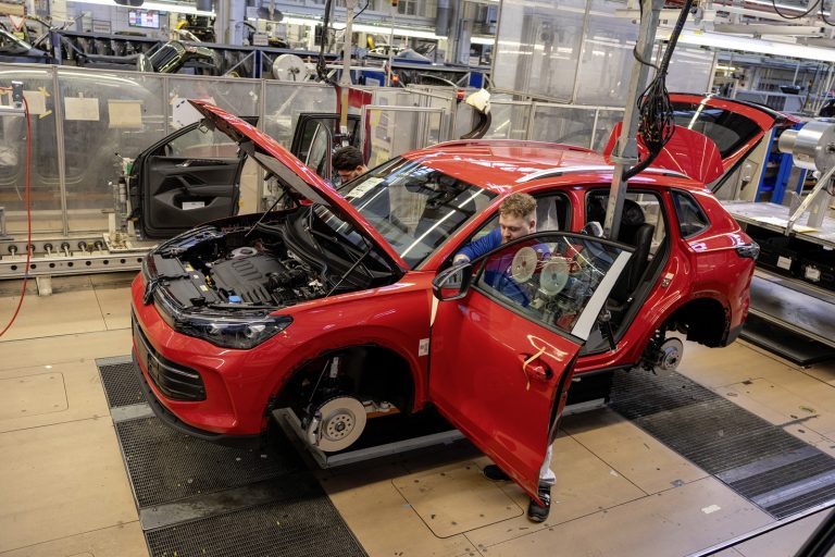 Volkswagen приостанавливает производство популярных моделей из-за нехватки полупроводников
