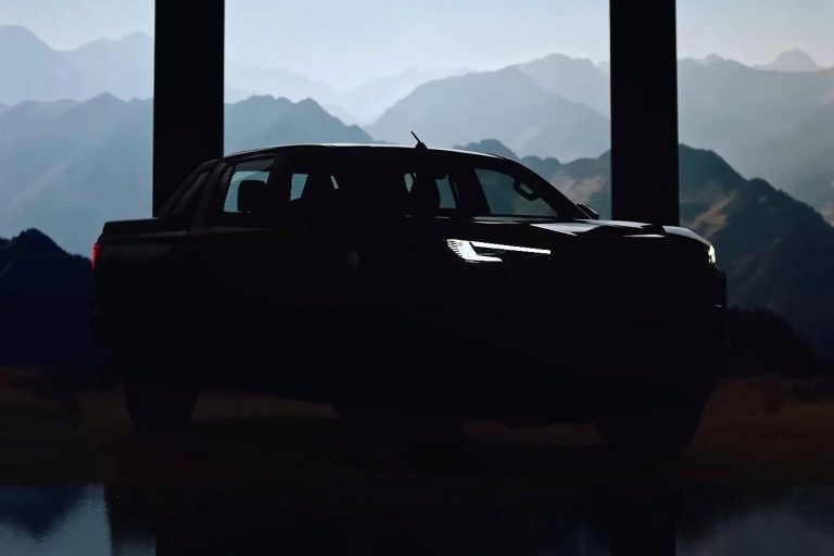 Новый Toyota Hilux: тизеры, дата премьеры и что ожидать