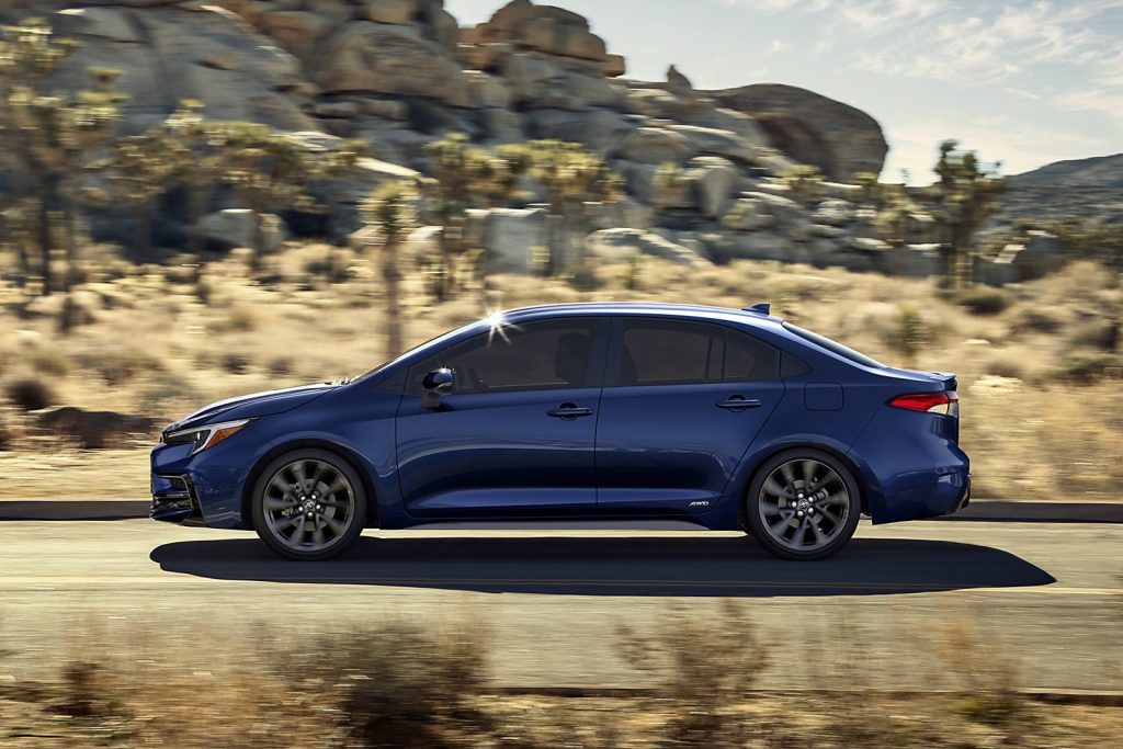 Toyota запускает производство гибридного седана Corolla в США