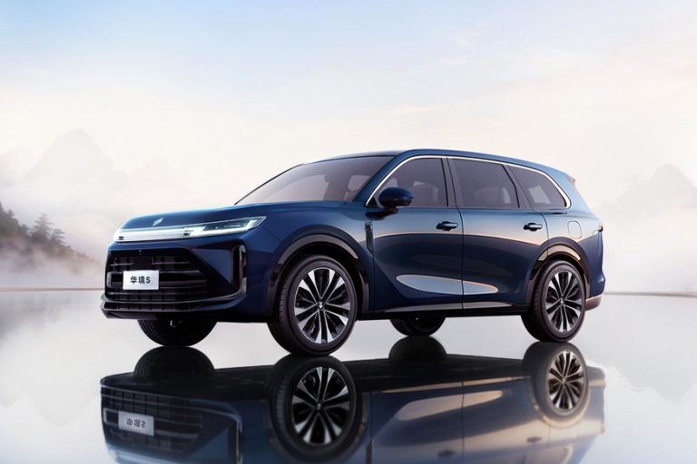 Представление нового кроссовера Baojun Huajing S с технологией Huawei от GM и SAIC