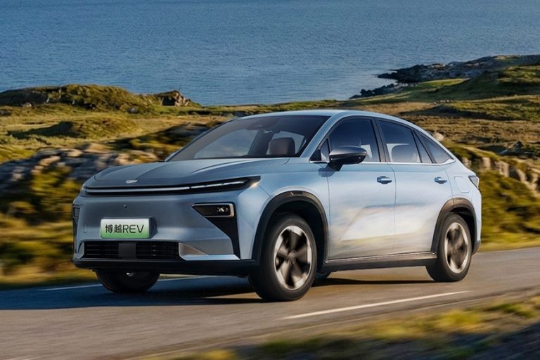 Geely запускает новый купеобразный кроссовер Atlas REV