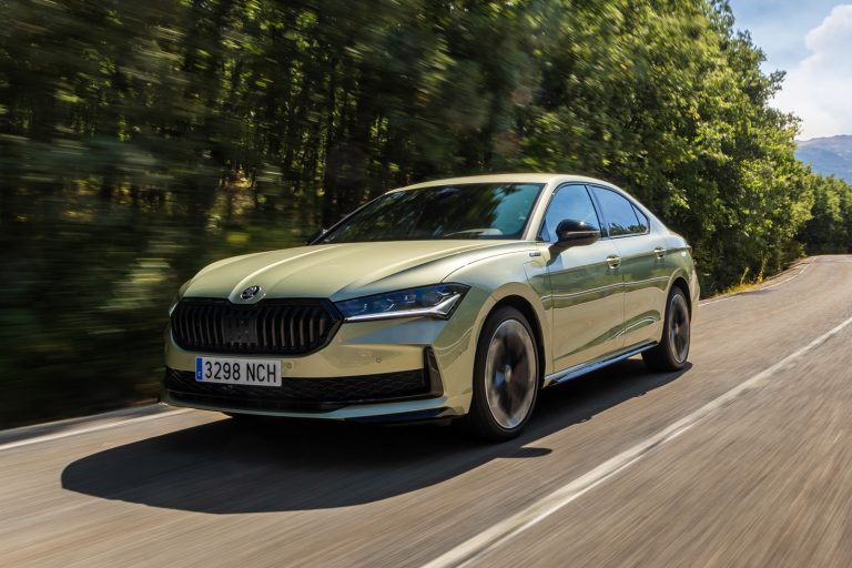Новая эра лифтбека: Skoda Superb с мощной гибридной системой
