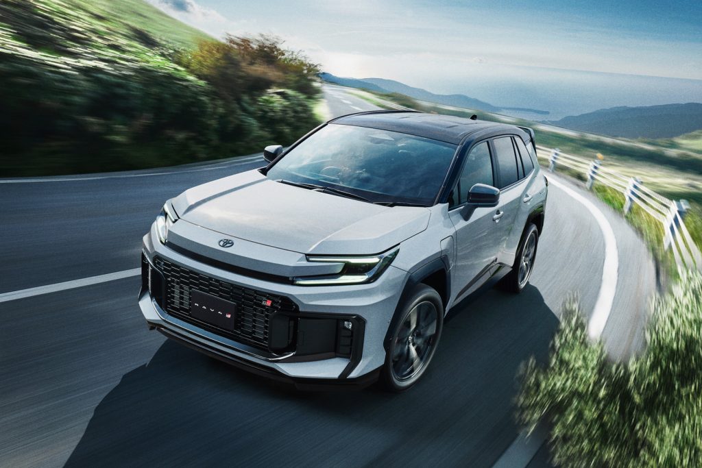 Новый Toyota RAV4: Премьера PHEV-версий и спортивного GR Sport в Японии