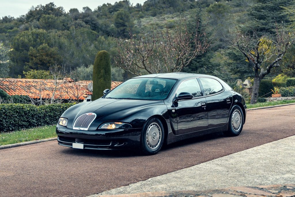 Автолегенда 1990-х: уникальный седан Bugatti EB112 на аукционе
