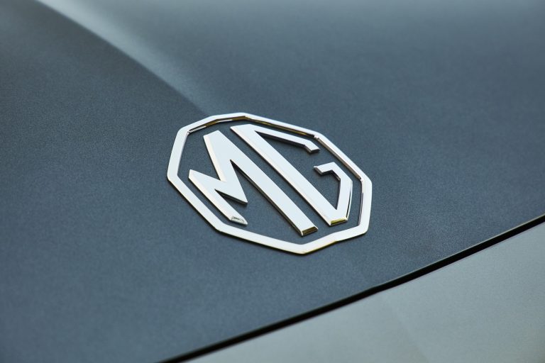MG запускает новый завод в Испании: будущее производства электромобилей