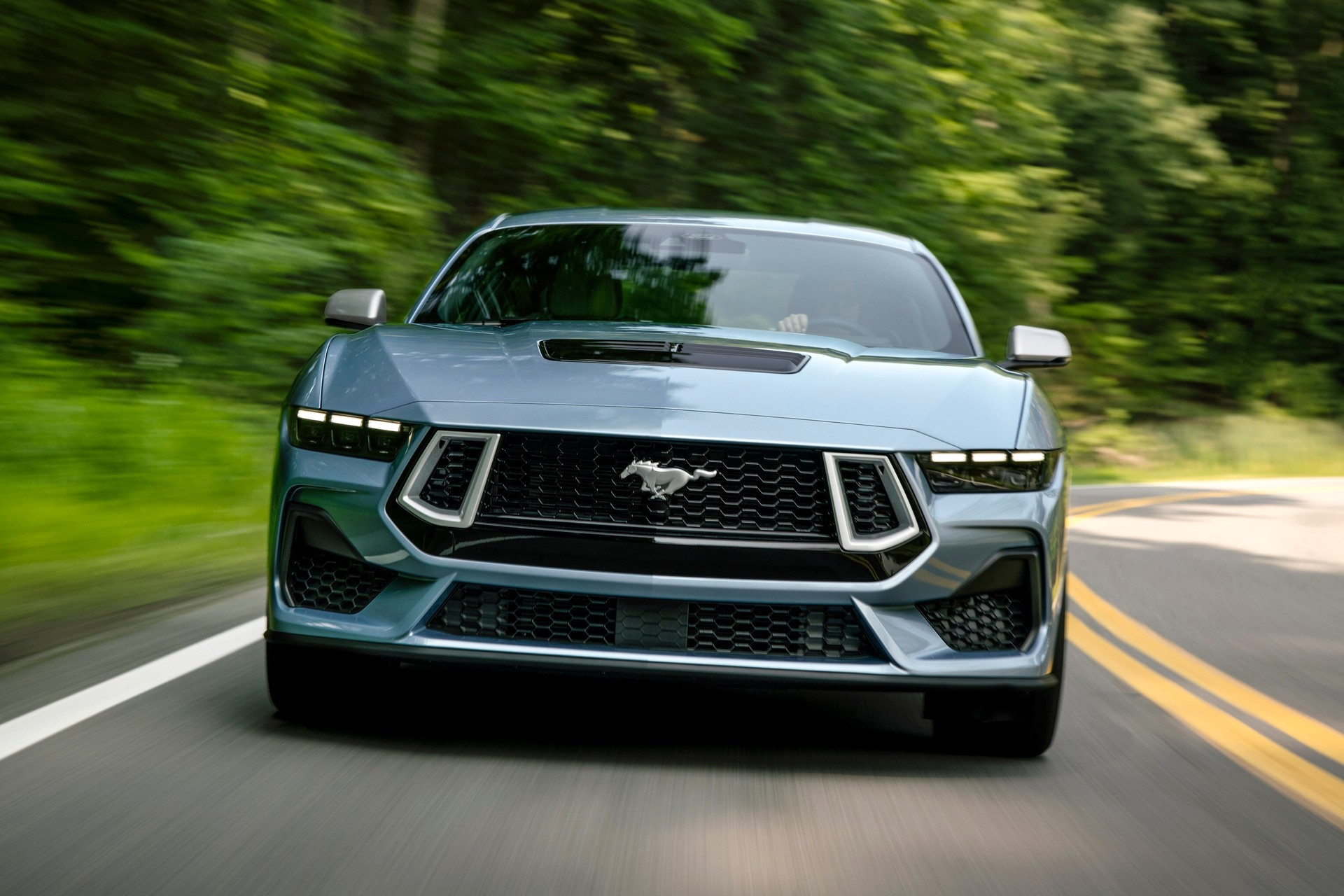 Ford представляет четырёхдверный Mustang: доступность и стиль в одном флаконе