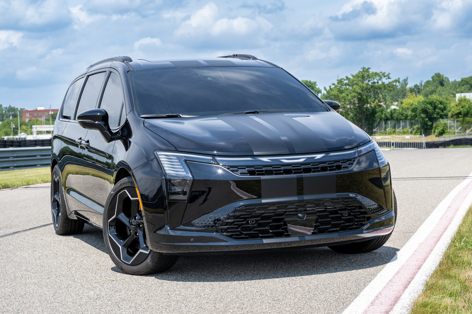 Stellantis представляет новые концепты минивэна Chrysler Pacifica