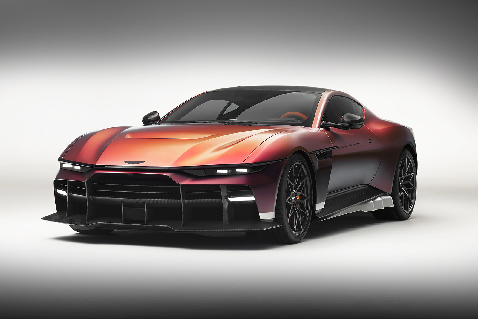 Новый Aston Martin Valen: Мощь и Динамика на Уровне