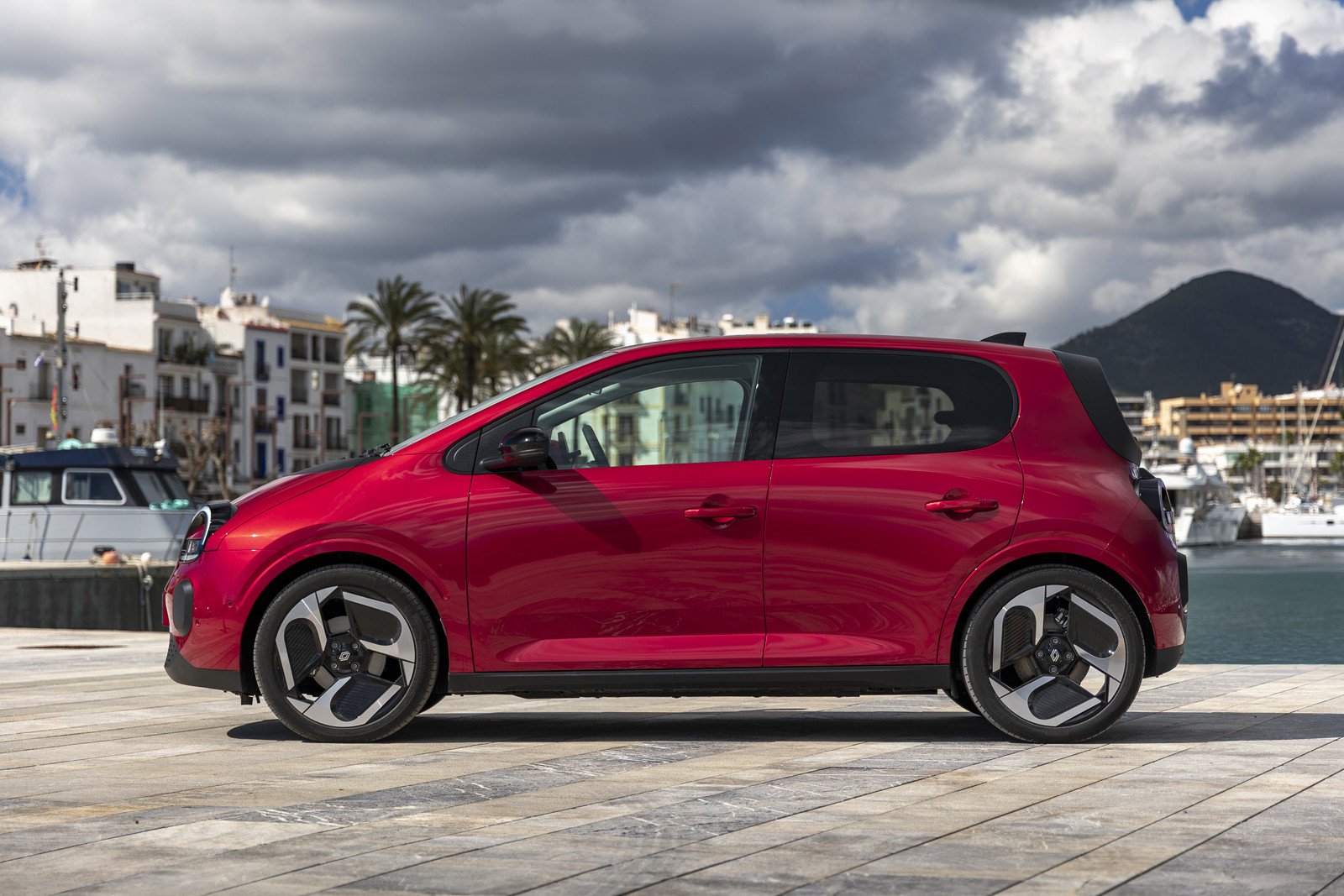 Дебют Nissan Pixo: Новый взгляд на электрические хэтчбеки