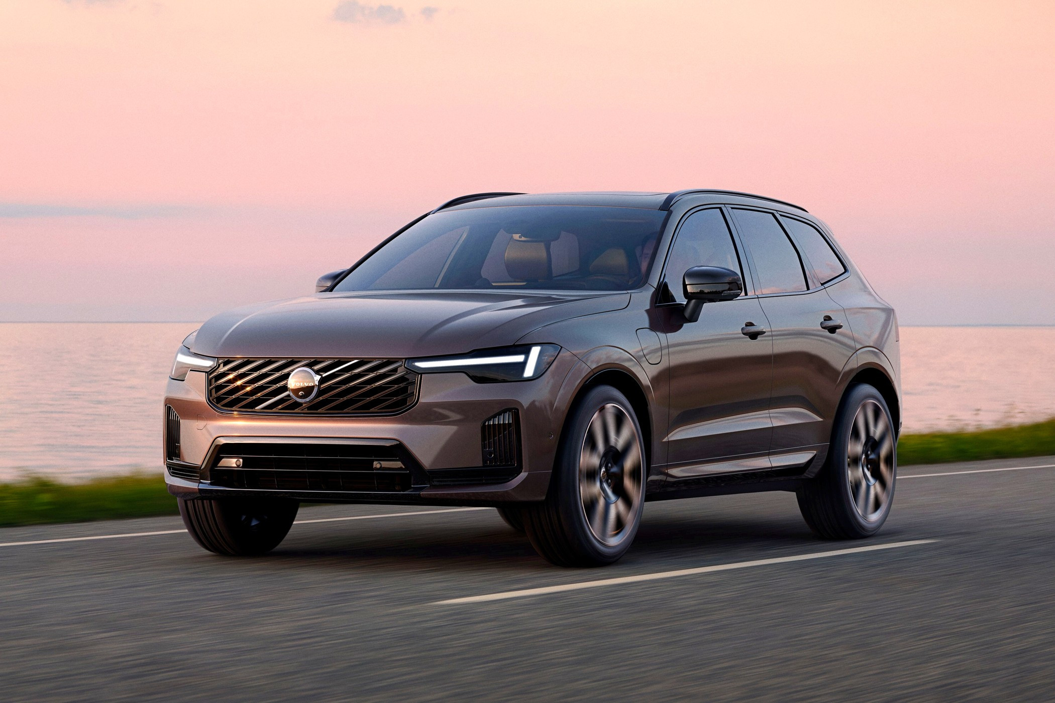 Обновленный Volvo XC60: Рестайлинг и новые технологии для гибридов