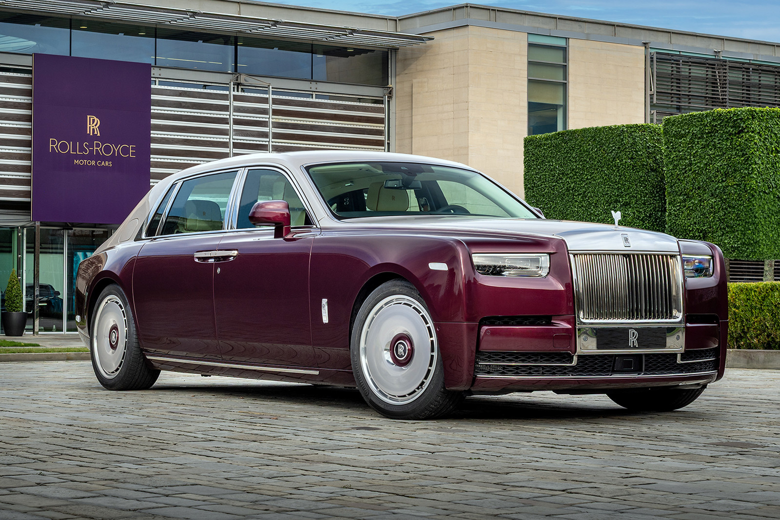 Rolls-Royce представляет уникальный Phantom Hummingbird с инкрустацией из ракушек