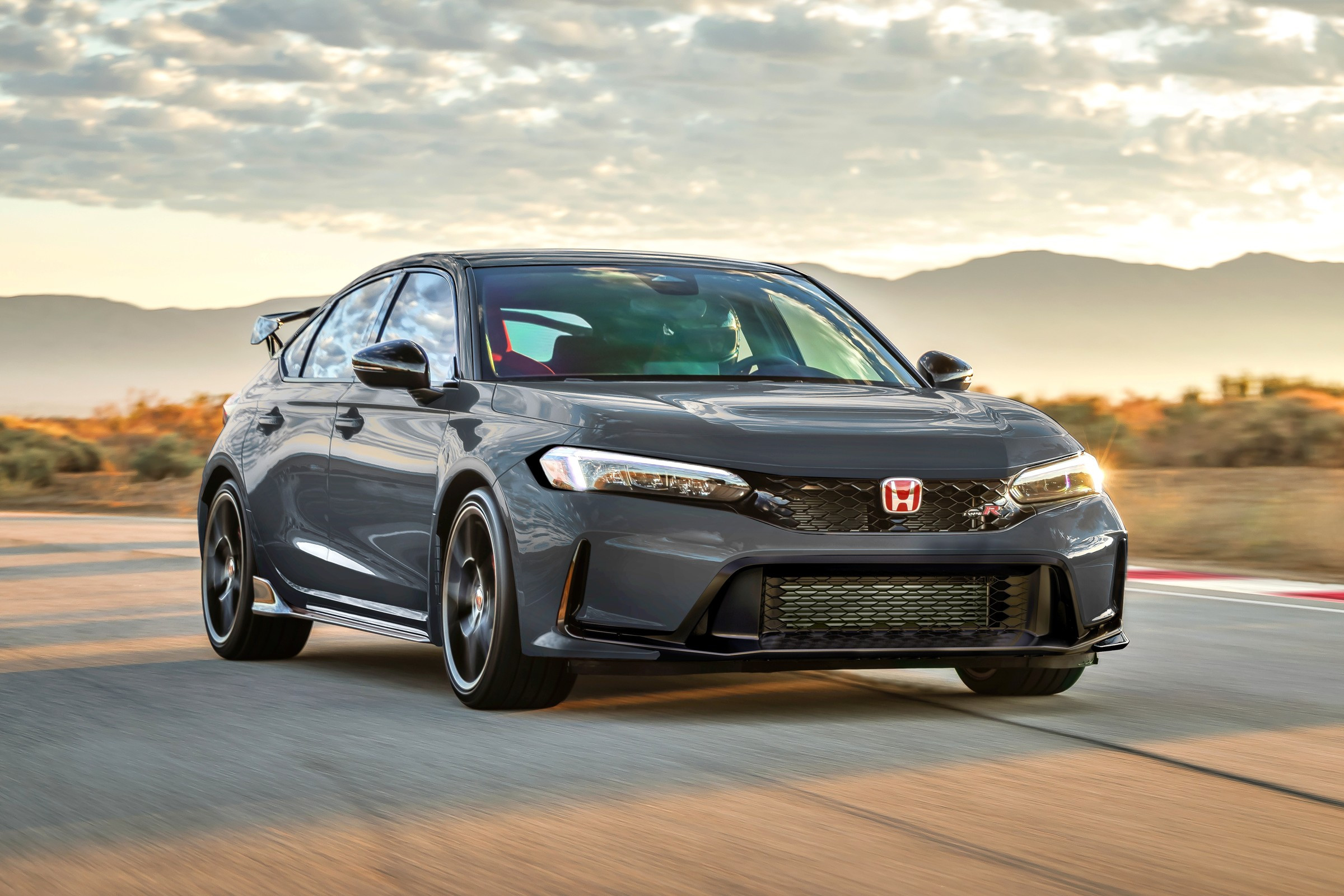 Обновленный Honda Civic Type R: 30 лет инноваций и улучшений
